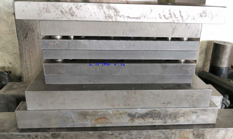 2.5MM 碳鋼 連續(xù)拉伸沖壓模具視頻